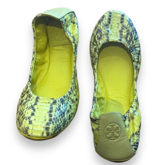 Tory Burch Snakeskin Embossed Ballet Flats Shoes Size 7 neon Yellow highlight - Picture 1 of 10